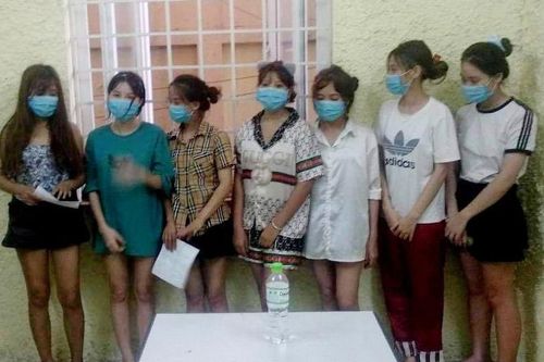 Khởi tố quản lý quán karaoke tổ chức cho khách hát và sử dụng ma túy trong mùa dịch