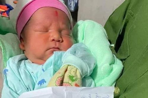 Hà Nội: Đi soi ếch, phát hiện bé trai sơ sinh bị bỏ rơi giữa cánh đồng