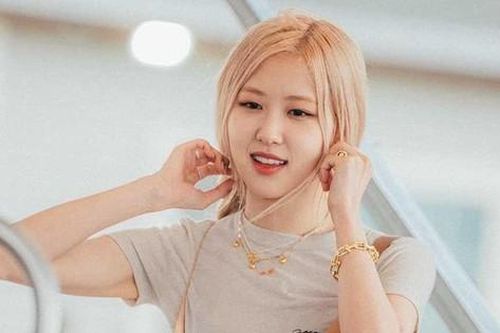 Rosé đáng yêu đến mức nào trong show 'Sea Of Hope' mà được dàn host cưng chiều hết mức?