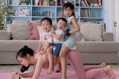 Người mẹ trẻ ở TP.HCM trông 3 con mùa dịch