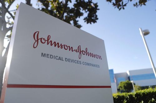 Johnson & Johnson thu hồi 5 sản phẩm chống nắng chứa chất gây ung thư