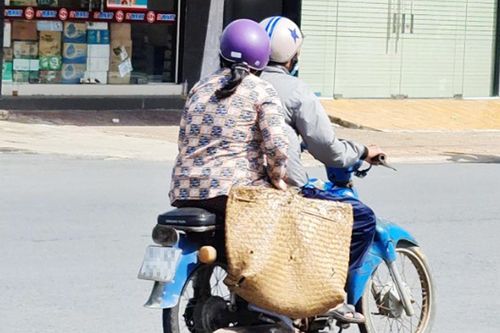 Cà Mau tìm xe ôm chở bệnh nhân mắc Covid-19