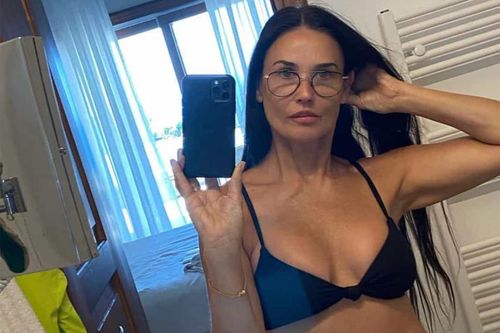 Demi Moore mặc bikini gợi cảm ở tuổi 58
