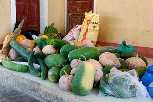Người dân ở rốn lũ Quảng Bình gom gạo, rau củ gửi tặng bà con TP.HCM
