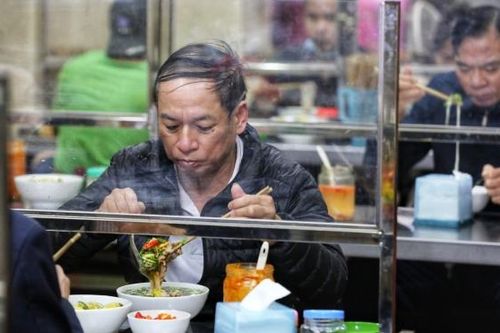 Góc nhìn 365: Ăn phở, cắt tóc và Covid-19