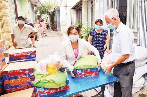 Chia sẻ yêu thương trong đại dịch