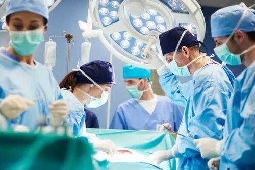 Viên sỏi to bằng quả dừa trong bàng quang một thanh niên