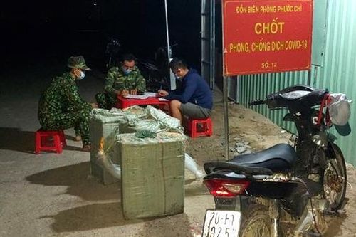 Lợi dụng giãn cách xã hội, 2 đối tượng vượt biên buôn lậu thuốc lá