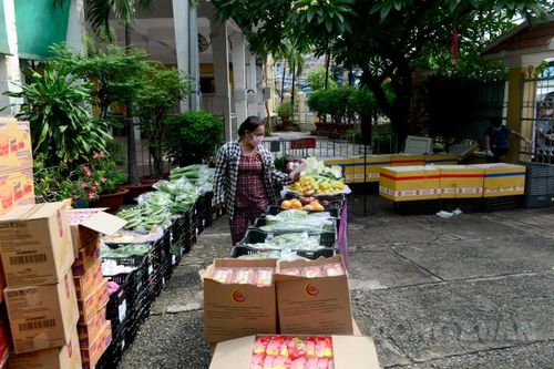 TP. HCM: Người dân rủ nhau đến siêu thị lưu động mua sắm