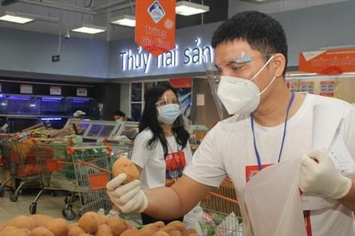 Nghệ sĩ giúp dân đi chợ