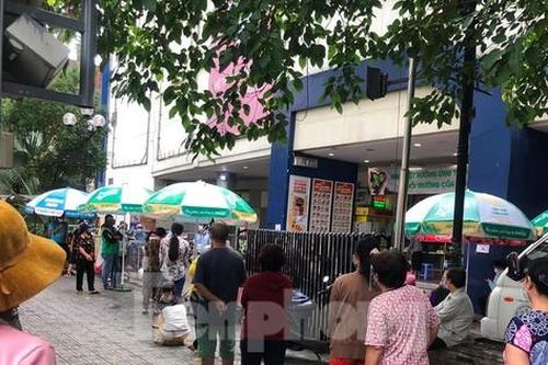 Cảnh đi chợ của người dân TPHCM: Phiếu mua hàng ngày chẵn lẻ, xếp hàng dài vào siêu thị
