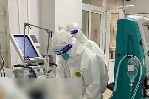 TPHCM: Nhân viên y tế căng mình 'gồng gánh' khi ca COVID-19 ngày càng tăng