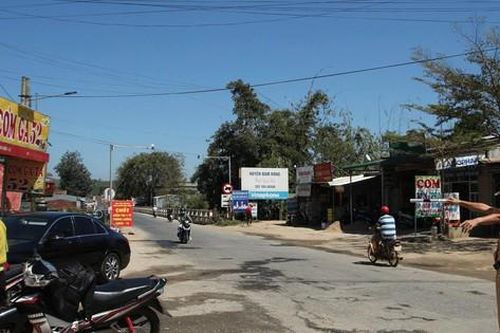 Bơi qua sông 'né' chốt kiểm dịch, tài xế và 2 thanh niên bị phạt 15 triệu đồng