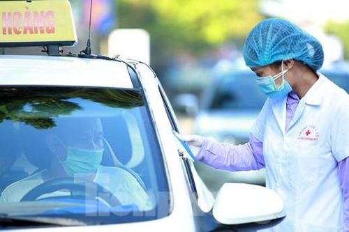 Test nhanh người có thân nhiệt cao bất thường tại điểm chốt trực COVID-19 Hà Nội