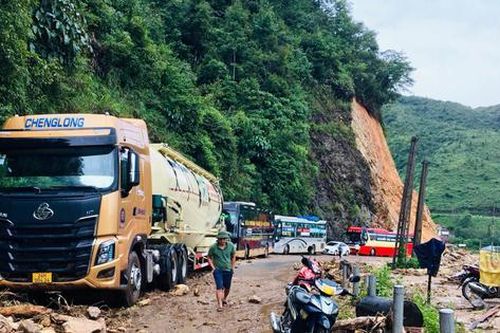 Đèo Ô Quý Hồ sạt lở nghiêm trọng sau mưa lớn kéo dài