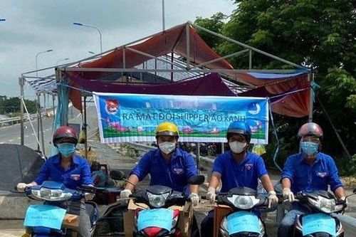 Đội tình nguyện đi chợ giúp người dân, lời hỏi thăm ấm lòng 'hôm nay nhà mình cần gì?'