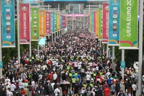 Bảo vệ sân Wembley nhận hối lộ, 5.000 người tràn vào làm loạn chung kết EURO 2020