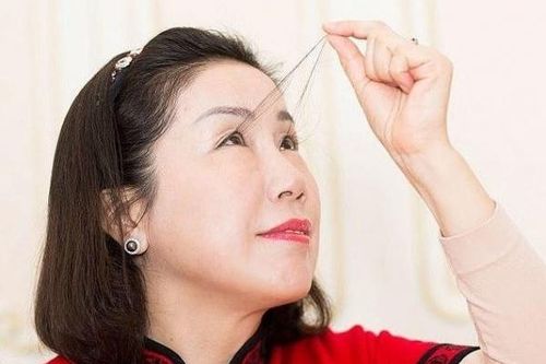 Người phụ nữ lập kỷ lục thế giới với lông mi dài 20cm