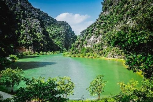 Thưởng ngoạn cảnh sắc thiên nhiên tuyệt đẹp của Ninh Bình