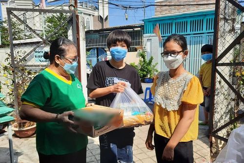 Bữa cơm nhà nghèo có thêm cá, thịt nhờ người Sài thành san sẻ