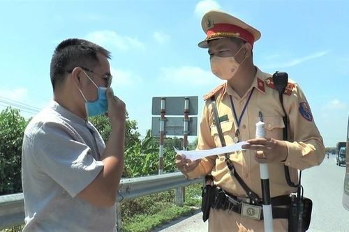 Đội nắng kiểm soát dịch Covid-19 ở cửa ngõ Hà Nội