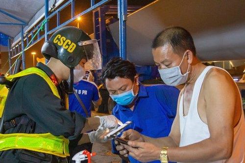 Tài xế khai báo y tế bằng mã QR trước khi vào TP.HCM để tránh ùn tắc
