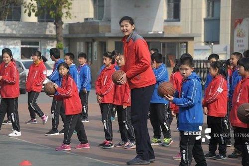 Bé gái 'lênh khênh' như người khổng lồ vì 14 tuổi đã cao 2m27