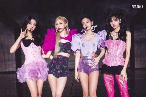 CLIP: Loạt idol Kpop bị ném đồ vật vào người ngay trên sân khấu