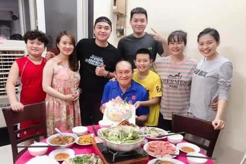 Duy Phước đăng ảnh mừng sinh nhật bố, hành động giữa Lê Lộc và vợ sau của Duy Phương gây chú ý