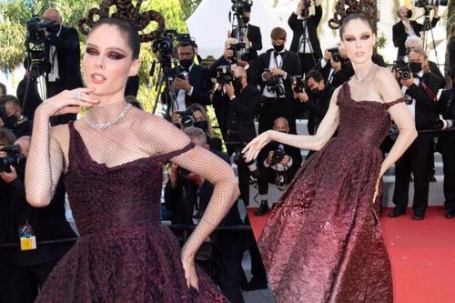 Siêu mẫu Coco Rocha bị la ó vì màn tạo dáng 'lố' và câu giờ tại Cannes 2021
