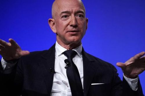 Một tuần trước khi bay vào vũ trụ, Jeff Bezos chi 200 triệu làm từ thiện