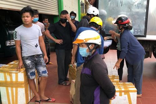 Pleiku: Người dân ùn ùn gửi lương thực vào TP. Hồ Chí Minh