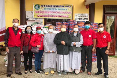 700 suất quà tặng các hoàn cảnh khó khăn do ảnh hưởng dịch Covid- 19