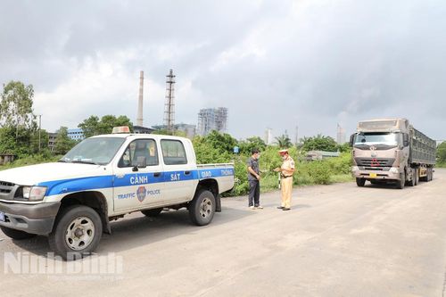 Quyết liệt xử lý vi phạm về tải trọng trên các tuyến đê