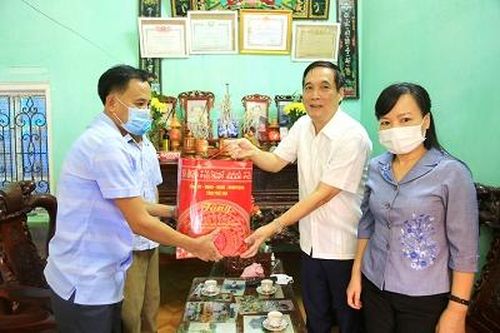 Bí thư Tỉnh ủy tặng quà đối tượng chính sách, người có công tại Thanh Thủy