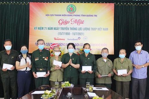 Trao gần 240 suất quà cho thương binh, thân nhân gia đình liệt sĩ, cựu thanh niên xung phong có hoàn cảnh khó khăn