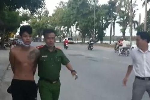 Bắt khẩn đứa cháu bị tâm thần dùng rựa chém chết bà nội