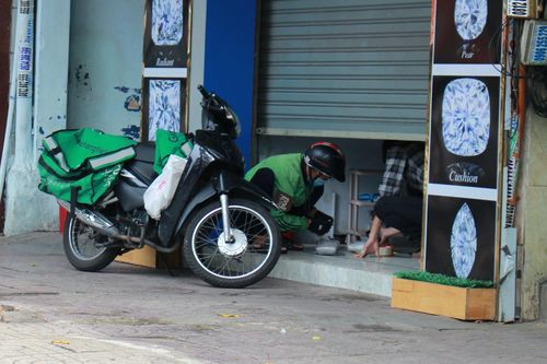 Shipper bất chấp nguy hiểm, tất bật mưu sinh giữa tâm dịch TP.HCM