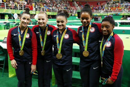 Vô địch Olympic, vận động viên phải tự đeo huy chương