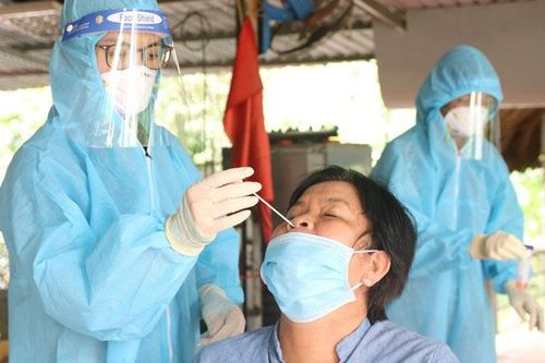 Thành phố Hồ Chí Minh lấy mẫu xét nghiệm tại nhà người có triệu chứng của SARS-CoV-2