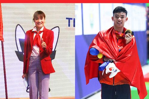 Hai vận động viên cầm cờ Đoàn thể thao Việt Nam tại lễ khai mạc Olympic Tokyo 2020