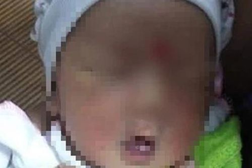 Bé trai bị bỏ rơi trong đêm gần nghĩa trang kèm theo lá thư và tờ tiền 500.000 đồng