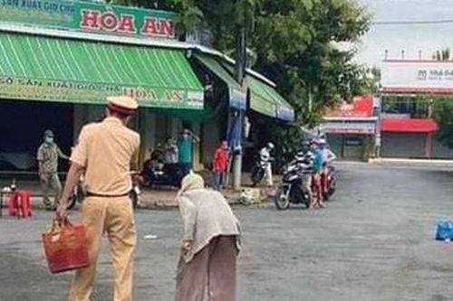 Không biết chợ bị phong tỏa, cụ bà mang rau đi bán, 2 chiến sĩ CSGT có hành động khiến người dân cảm động