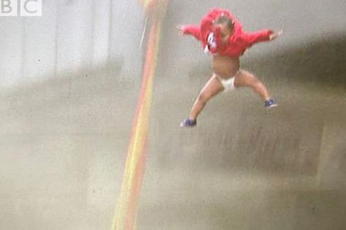 Nhà cao tầng bị đốt cháy, mẹ tuyệt vọng ném con 2 tuổi xuống đám đông phía dưới