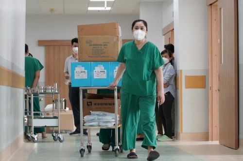 Theo bước chân 'chiến sĩ áo trắng' tại BV Hồi sức COVID-19 quy mô 1.000 giường