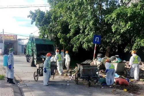 Thu gom rác trong 'bão dịch' COVID-19
