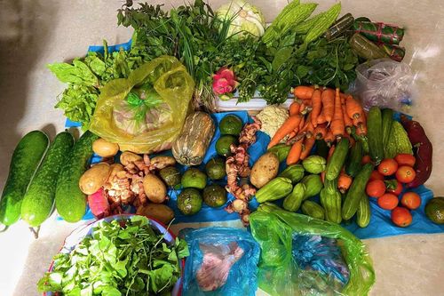 Sinh viên kẹt lại ở TP.HCM nấu ăn cho bạn, chia sẻ lương thực
