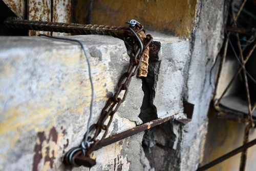 Khu tập thể ở Hà Nội chằng chịt xích và cột chống