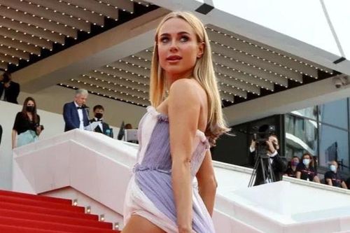 Nữ diễn viên tung váy phản cảm trên thảm đỏ LHP Cannes