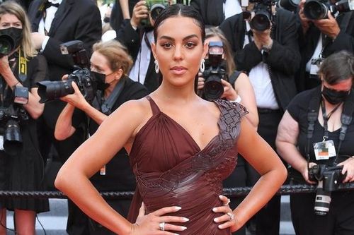 Georgina Rodriguez mặc xẻ cao trên thảm đỏ Cannes